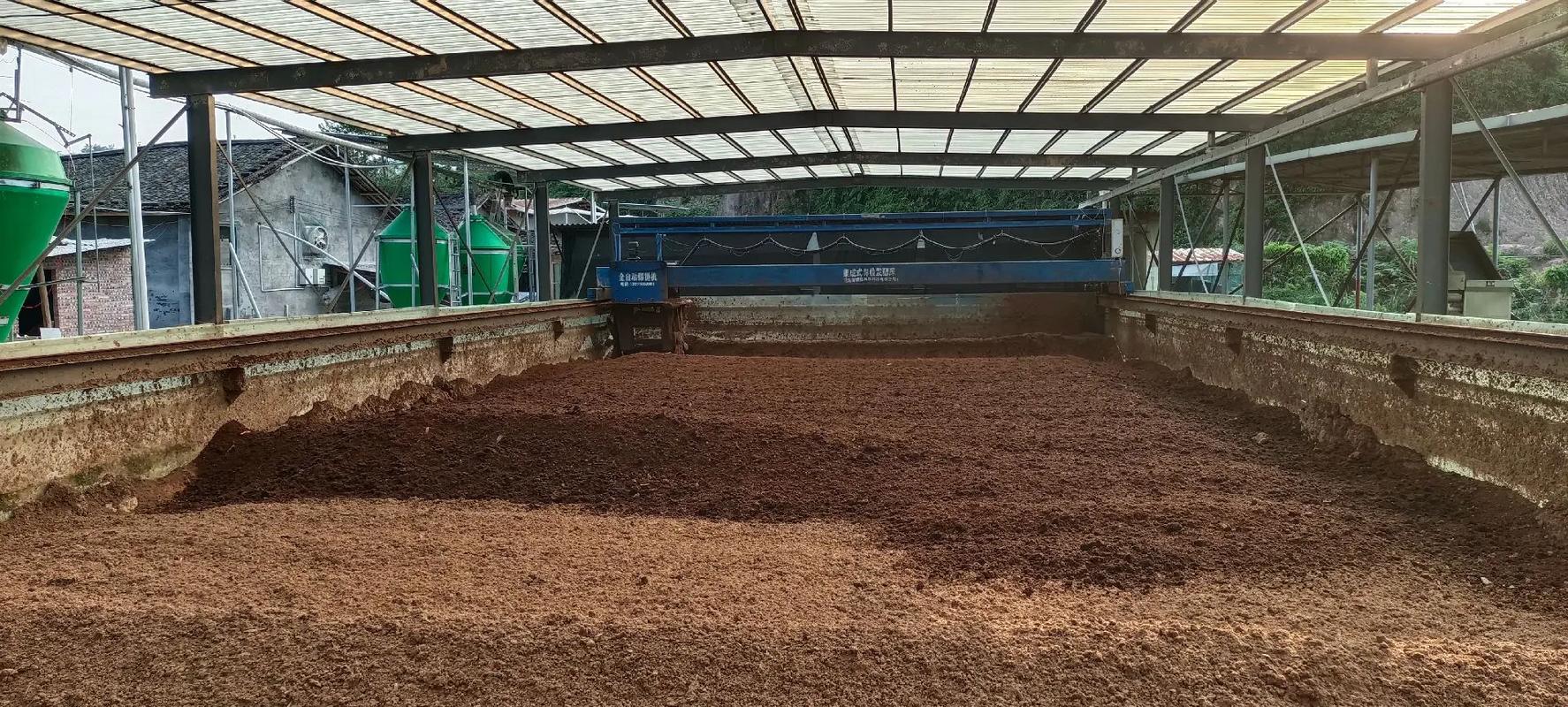 发酵床养猪法实用技术要点有哪些？-图2